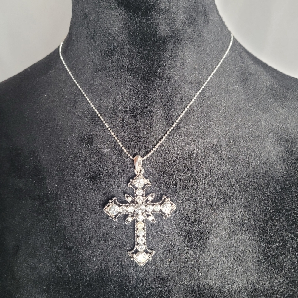Premier Designs NWOT Sparkling Rhinestone Cross Silver Tone Necklace